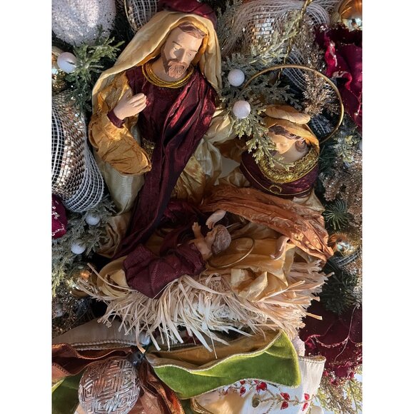 Lighted Nativity Christmas Wreath Velvet Accents Storage Bag Hammacher Schlemmer - Picture 9 of 13